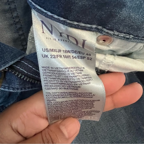 NYDJ Cool Embrace Lift x Tuck Plus Size Denim Shorts |Size 18W| - Picture 4 of 4